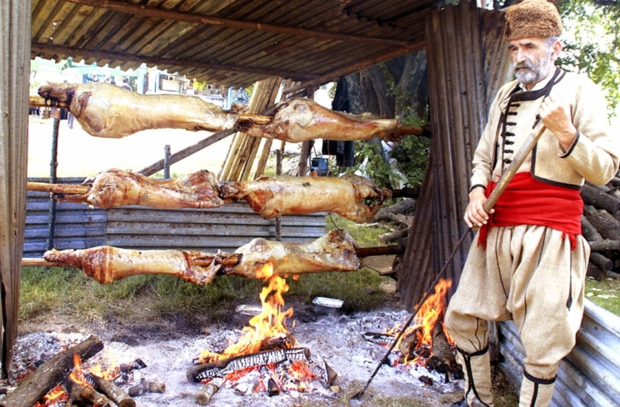 Старите българи знаят как се пече най-ароматното и крехко агнешко